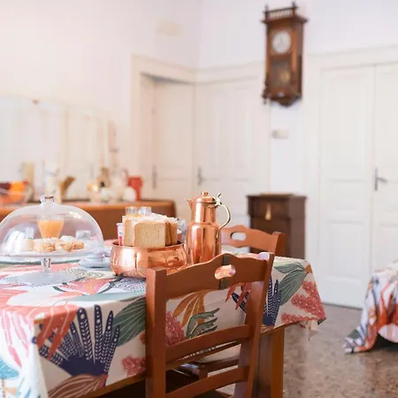 Nonna Nella Casa In Centro * Остуни