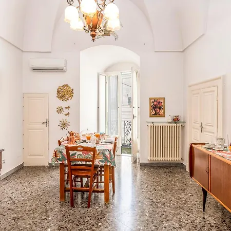 Nonna Nella Casa In Centro